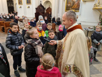 Kolędowanie z dziećmi na mszy